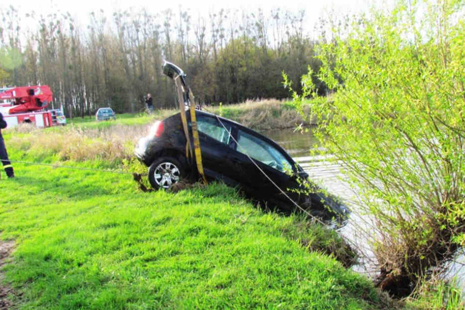 Die Freiwillige Feuerwehr Seehausen barg das Auto schließlich aus der Elbe- fahren kann der 89-Jährige damit allerdings nicht mehr.