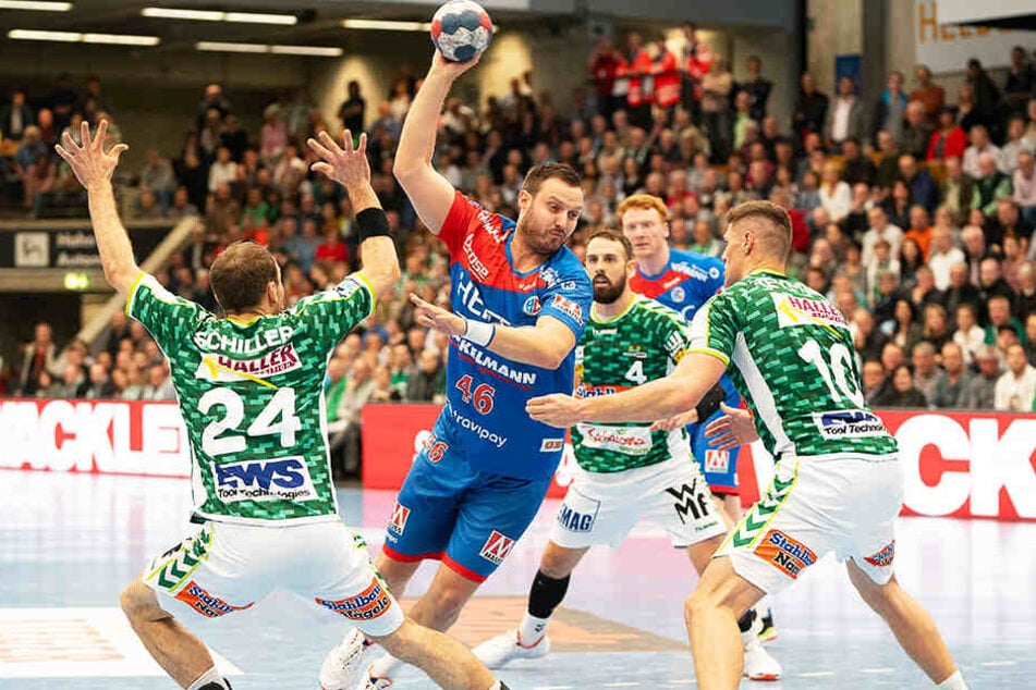 Jonas Thümmler ließ sich hier im Trikot von Erlangen auch nicht von drei Göppinger Gegenspielern aufhalten.