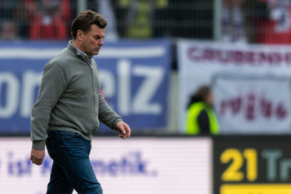 HSV-Trainer Dieter Hecking geht nach der Niederlage in Aue vom Platz.