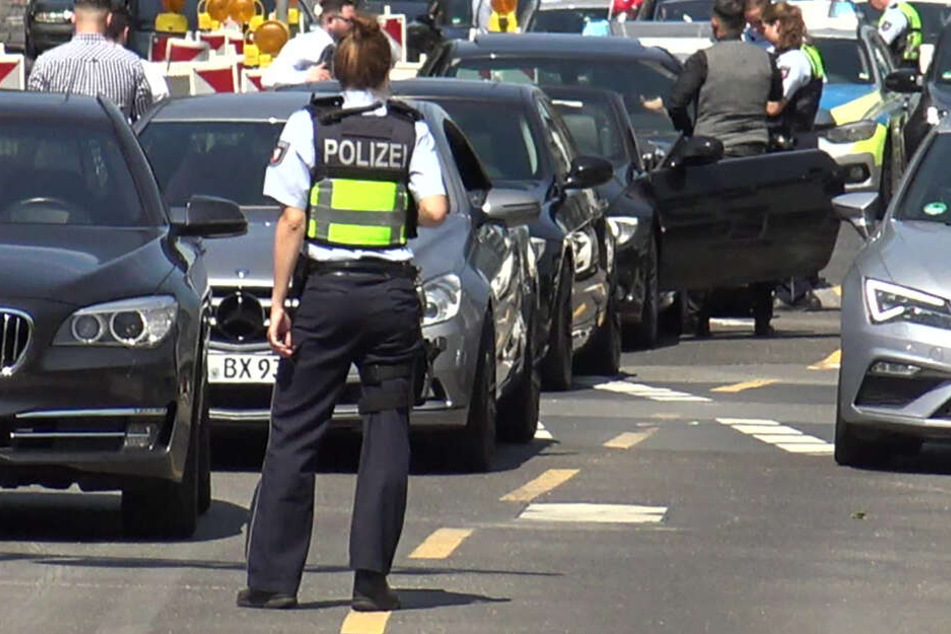 Die Polizei kontrollierte die Autos des Hochzeitkorsos. (Symbolbild)