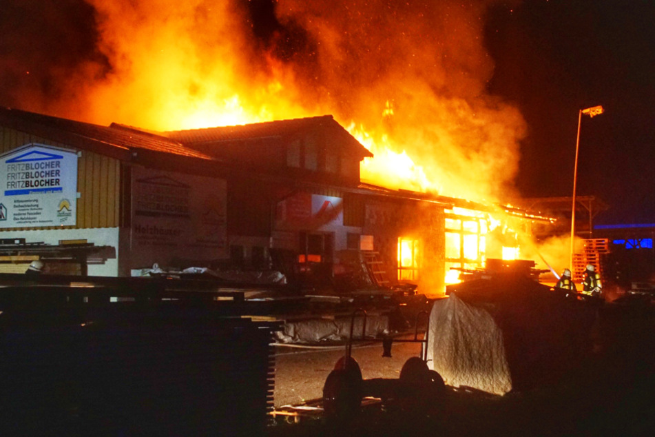 Die Feuerwehr kämpfte mit über 80 Mann gegen die Flammen an.