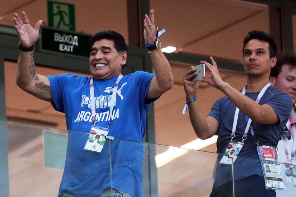 Diego Armando Maradona (l.) sorgte mit seinem sprunghaften Verhalten nicht nur auf der Tribüne für gute Unterhaltung.