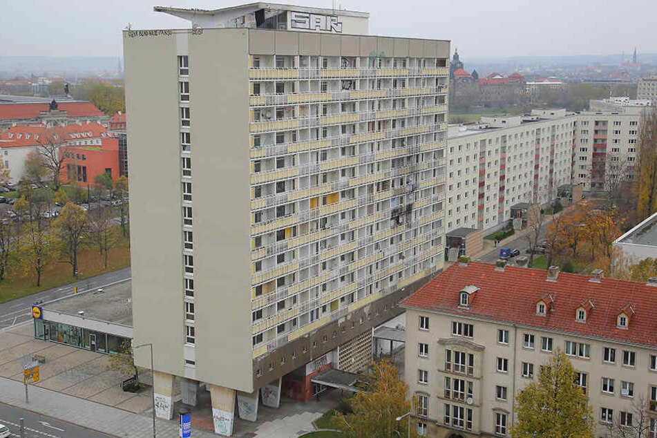 Das marode Hochhaus am Pirnaischen Platz ist zum Spielball von Immo-Haien verkommen.