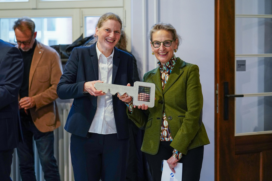 Bei der Schlüsselübergabe strahlten Bauingenieur-Professorin Birgit Beckmann (49, l.) und TU-Rektorin Ursula Staudinger (66) übers ganze Gesicht.