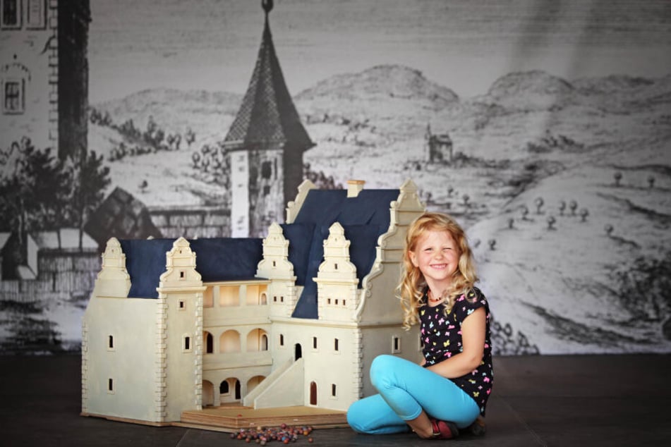 Felicia (4) probiert schon mal die Georgenburg-Murmelbahn aus.