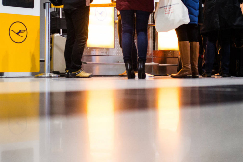 Passagiere stehen vor einem Lufthansa-Schalter. Die Fluggesellschaft kündigte an, dass ab Tegel acht Verbindungen ausfallen müssen. (Symbolbild)