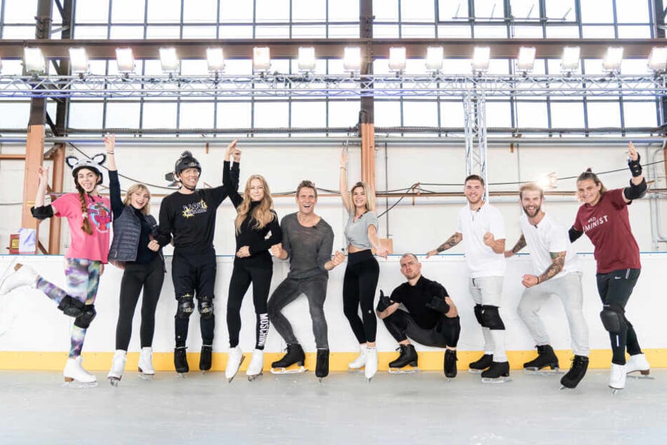 Nadine Klein (5.v.r.) trainiert derzeit für "Dancing on Ice".