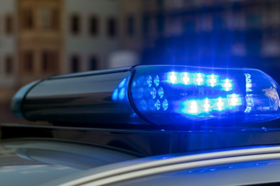 Die Polizei hat das Autobahnkreuz gesperrt. (Symbolbild)