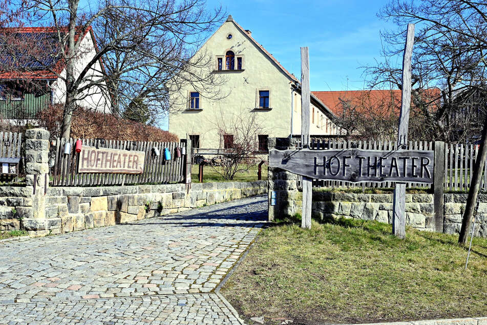 Mit Figurentheater, Schauspiel und Musik bringt das Hoftheater Dresden den Filmklassiker "Manche mögen's heiß" auf ganz eigene Weise auf die Bühne.