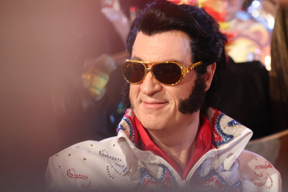 A Little Less Conversation: Bayerns Ministerpräsidenten Markus Söder (58) war als Elvis Presley verkleidet.