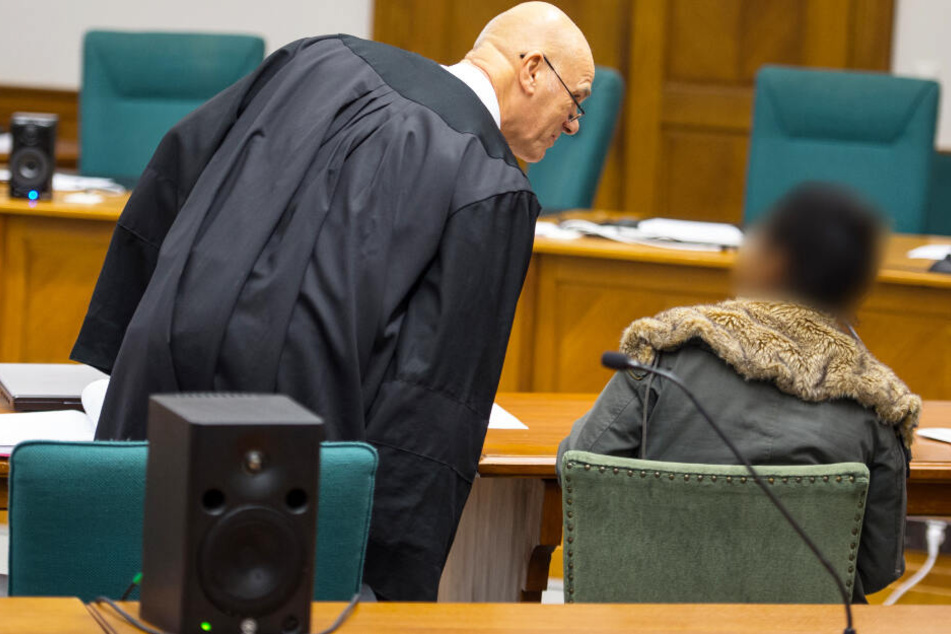 Der Verteidiger redet mit der 25-jährigen Angeklagten vor einem früheren Prozesstag.
