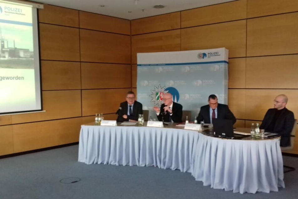Der Kölner Polizeipräsident Uwe Jacob (2.v.l) bei der Pressekonferenz zur Kriminalitätsstatistik 2018.