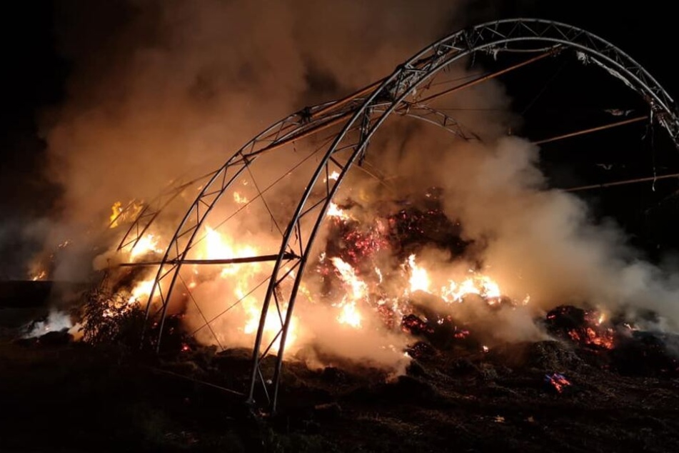 Beim Eintreffen der Feuerwehrleute am Einsatzort stand die Strohmiete bereits vollständig in Flammen.