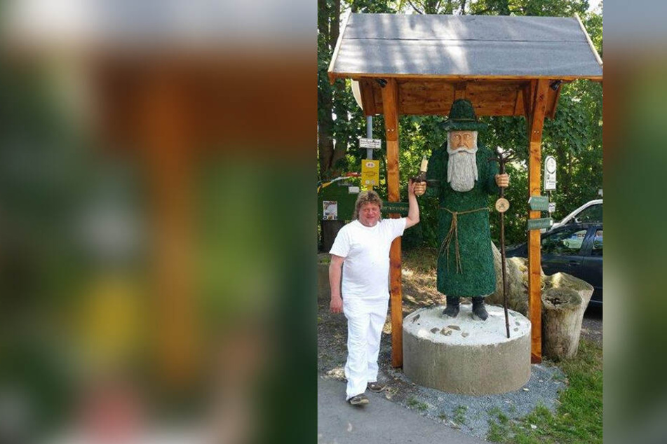 Schwerer, kultiger Moosmann: Beim Versuch, die lebensgroße Holzfigur aus Pöhl zu stehlen, haben sich Diebe offenbar überschätzt.