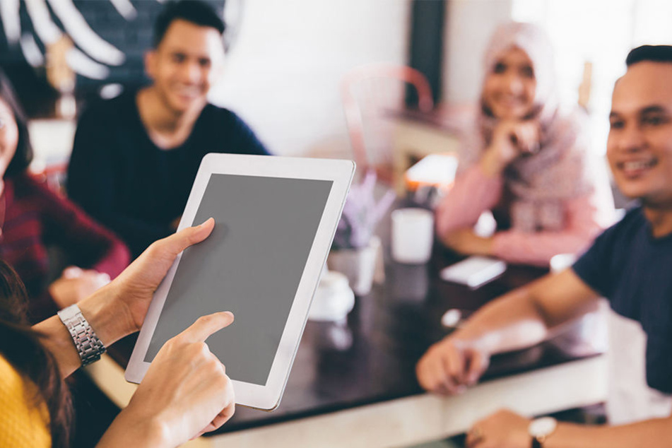 Für junge Indonesier könnte es jetzt schwierig werden, günstig ins Internet zu kommen.