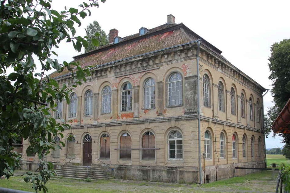 Das denkmalgeschützte Schloss Übigau verfällt seit Jahren.