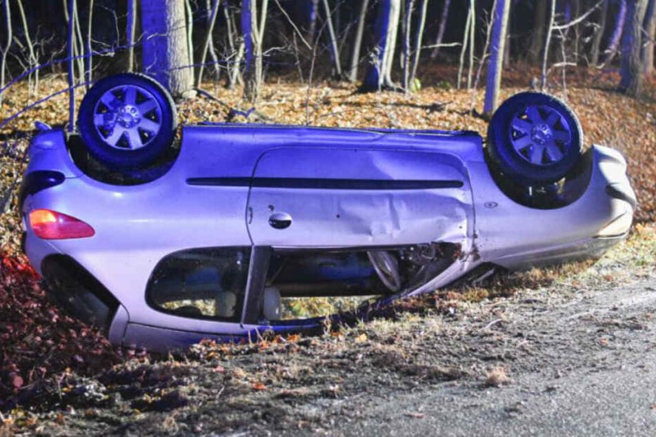 Zerbeult liegt das Auto im Straßengraben.