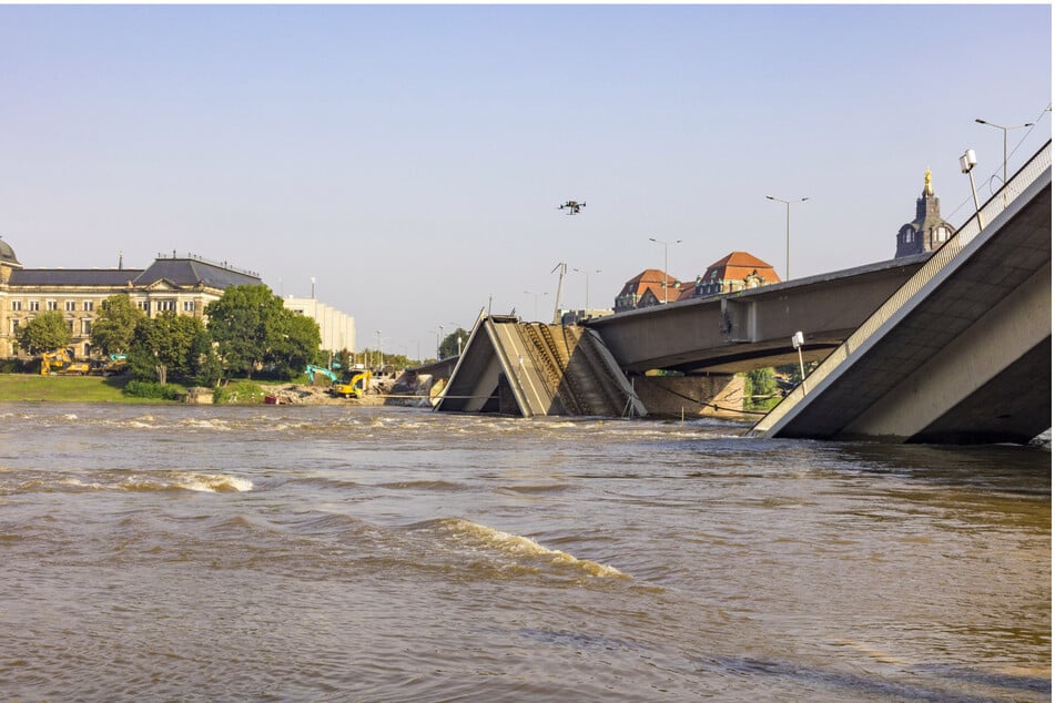 Während der Brückenzug C in der Elbe liegt, wird der angrenzende Brückenzug B weiter untersucht.