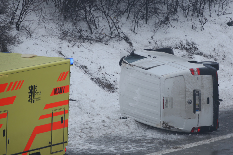 Unfall auf A17: VW-Transporter landet in Böschung und kippt um