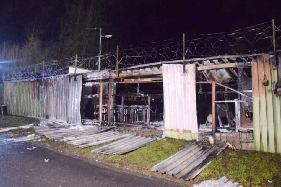 In Gummersbach brannte ein Unterstand und ein abgestellter Transporter.