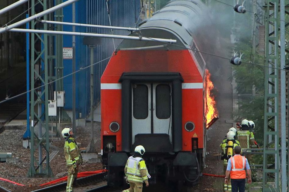 Kameraden bringen das Feuer unter Kontrolle.