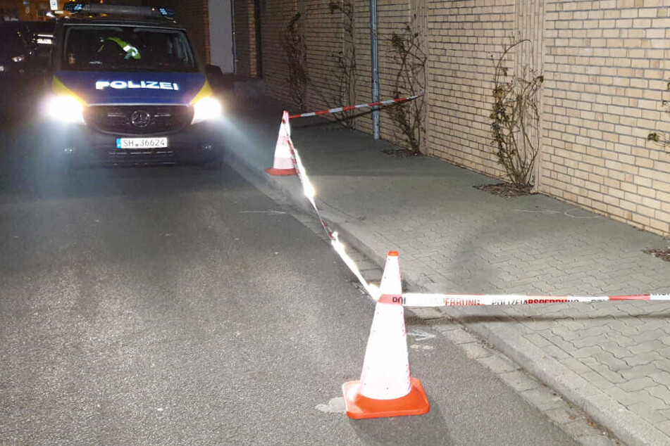 Die Polizei hat den Gehweg, auf dem Patronenhülsen gefunden wurden, abgesperrt.