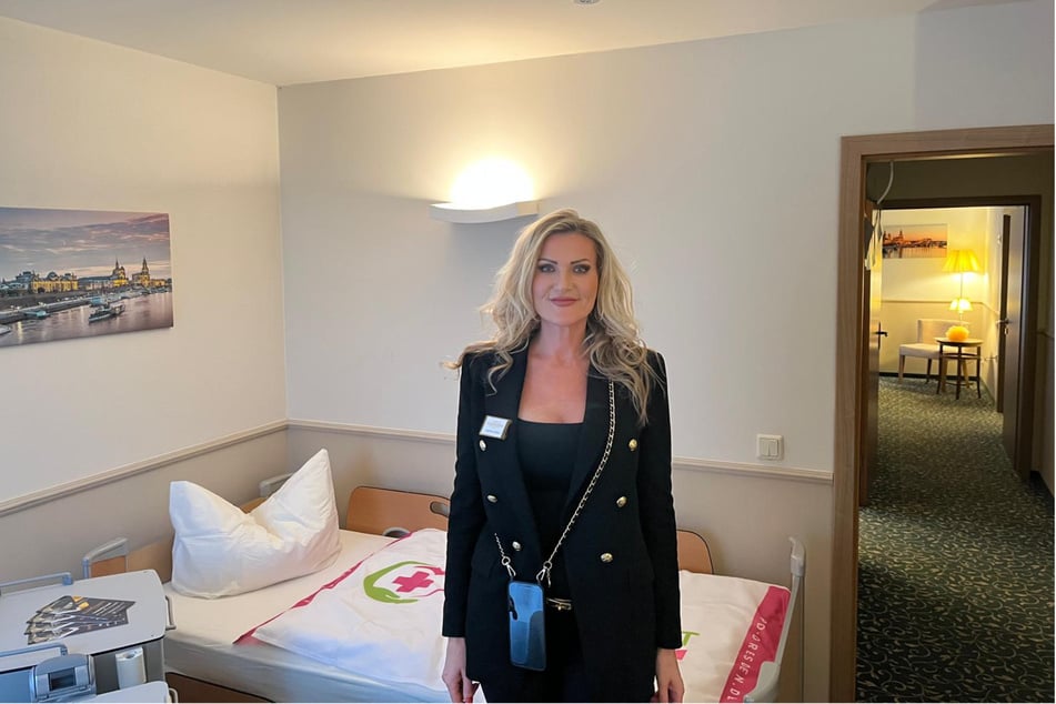 Assistentin Angelika Köhler (50) führte TAG24 durch die hergerichteten Räumlichkeiten und Musterzimmer der "Elbresidenz am Blauen Wunder".