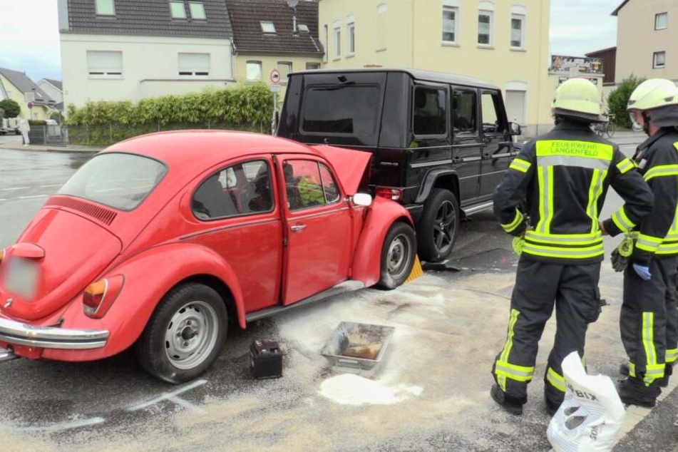Die Feuerwehr streut ausgelaufenen Kraftstoff mit Bindemittel ab.