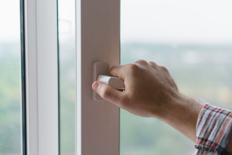 Zeugen entdeckten den 70-Jährigen auf dem Vordach des Hauses. (Symbolbild)