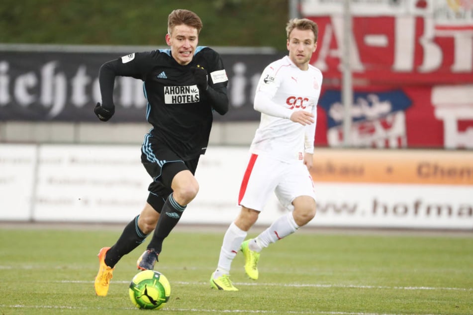 Florian Hansch und Mike Könnecke sind hinter dem Ball her.