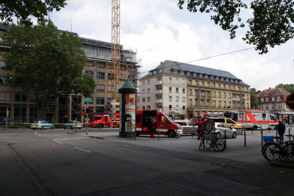 Höhenretter machen sich für einen Einsatz bereit.