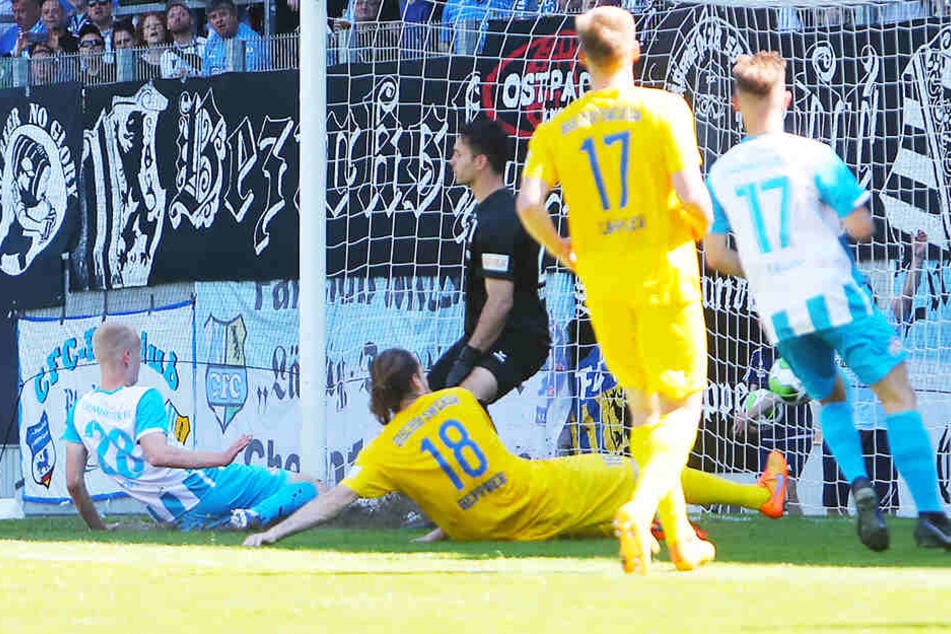 Der Doppelpack gegen Bischofswerda ist perfekt! Nur sechs Minuten nach dem 5:0 gelange Jan-Pelle Hoppe (l.) auch der Treffer zum 6:0.