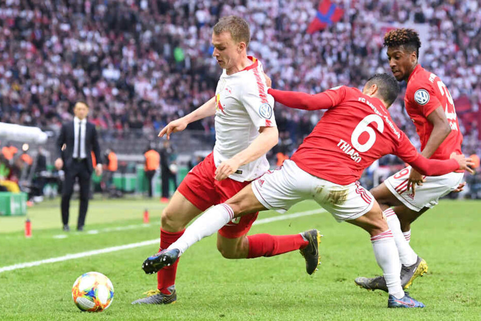 Szene aus dem DFB-Pokal-Finale im Mai. Lukas Klostermann (l.) von RB Leipzig wird von Bayerns Thiago und Kingsley Coman (r.) attackiert.