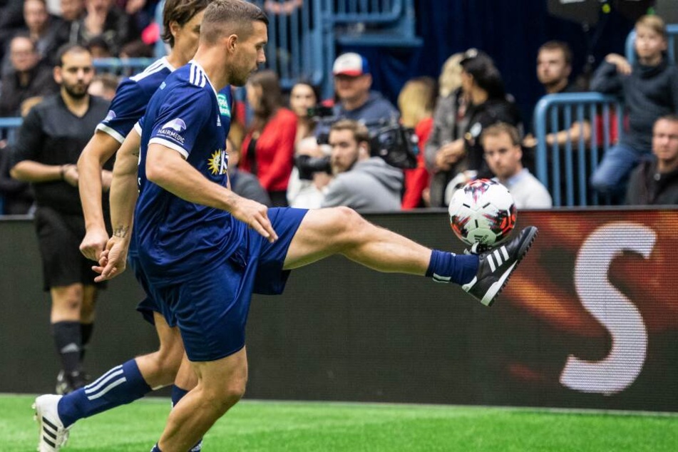 Auch der frühere Fußall-Nationalspieler Lukas Podolski spielte mit seinem Team "Poldi & Friends" bei dem Hallenfußball-Turnier mit.