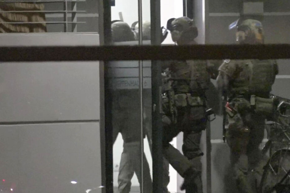 Ein Sondereinsatzkommando der Polizei wurde hinzugezogen. Die Beamten stürmten die Wohnung.