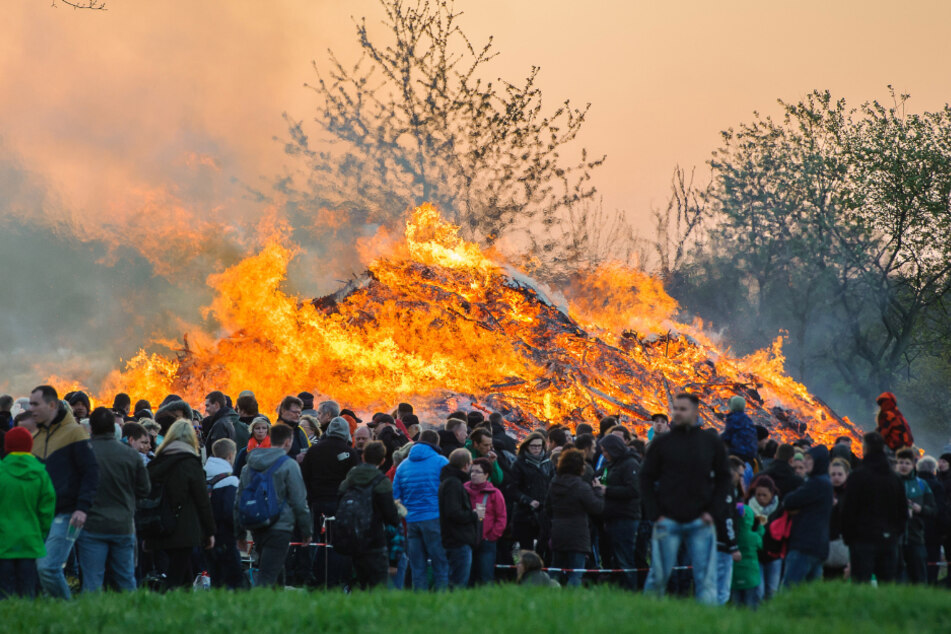 Mit einem großen Feuer wird in der Walpurgisnacht traditionell die Vertreibung des Winters gefeiert. Zwei Jahre lang waren die Feste ausgefallen.