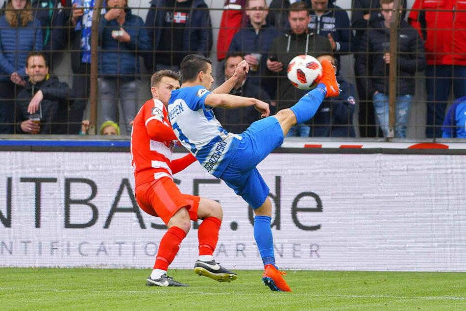 Zwickaus Linksaußen Nils Miatke (l., gegen Janik Jesgarzewski) ist sauer, dass der FSV den Klassenverbleib gestern wieder nicht eingetütet hat.