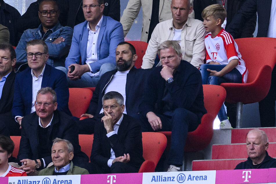 Nach der Meisterschaft der Bayern im Mai 2023 mussten Oliver Kahn (55, mittlere Reihe, r.) und Hassan Salihamidzic (47, mittlere Reihe, M.) gemeinsam ihren Hut nehmen.