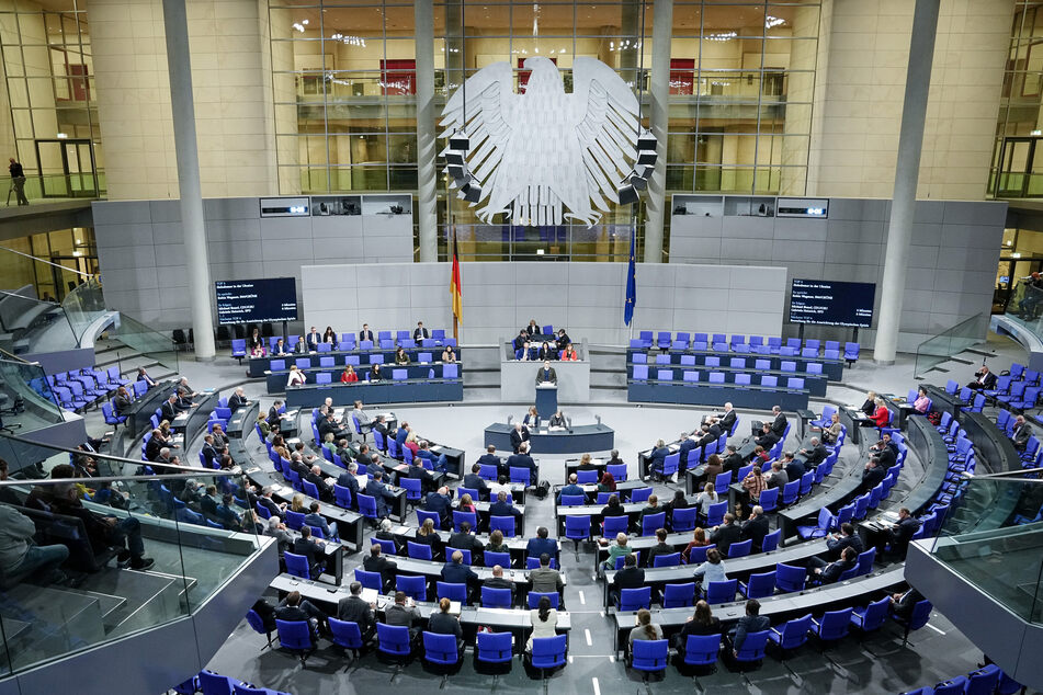 Der Rechtsausschuss und der Innenausschuss des Bundestags beraten am Montag in einer Sondersitzung über mögliche Maßnahmen gegen die Reichsbürger-Szene.