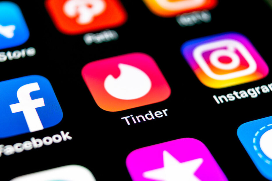 Wer Tinder oder andere Dating-Apps nutzt, sollte sich gut überlegen, was er da rein schreibt.