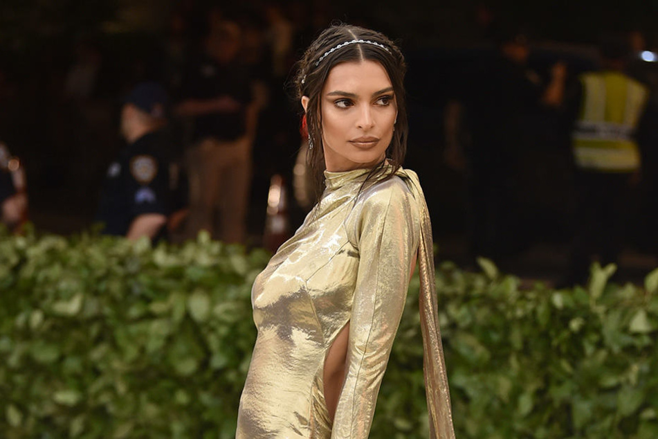 Emily Ratajkowsi lässt ihre Klamotten auch zu Weihnachten lieber weg.