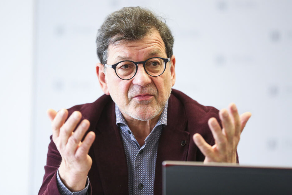 Wird der erfahrene Bauexperte und Leiter des Straßen- und Tiefbauamts, Reinhard Koettnitz (64), vorm baldigen Ruhestand an die Spitze des Schulverwaltungsamts versetzt?