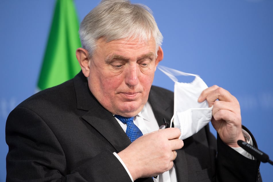 Für den NRW-Gesundheitsminister Karl-Josef Laumann (63, CDU) laufen die Corona-Impfungen zu langsam an.