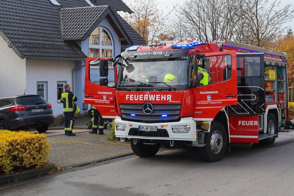 Verpuffung in Wohnhaus: Bewohner evakuiert, ein Mann schwer verletzt