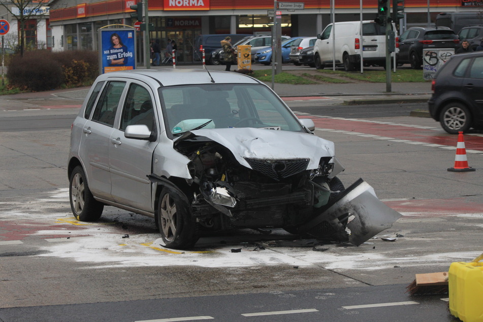 Der Mazda bekam bei dem heftigen Crash mit dem Volkswagen ordentlich Schaden ab.