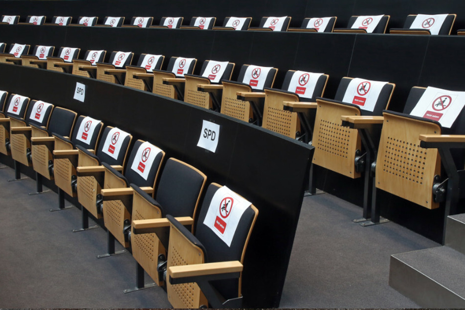 Sitzplätze auf der Zuschauertribüne sind zu Beginn der Plenarsitzung im Abgeordnetenhaus gesperrt und nur jeder dritte Sitz ist für Abgeordnete reserviert.