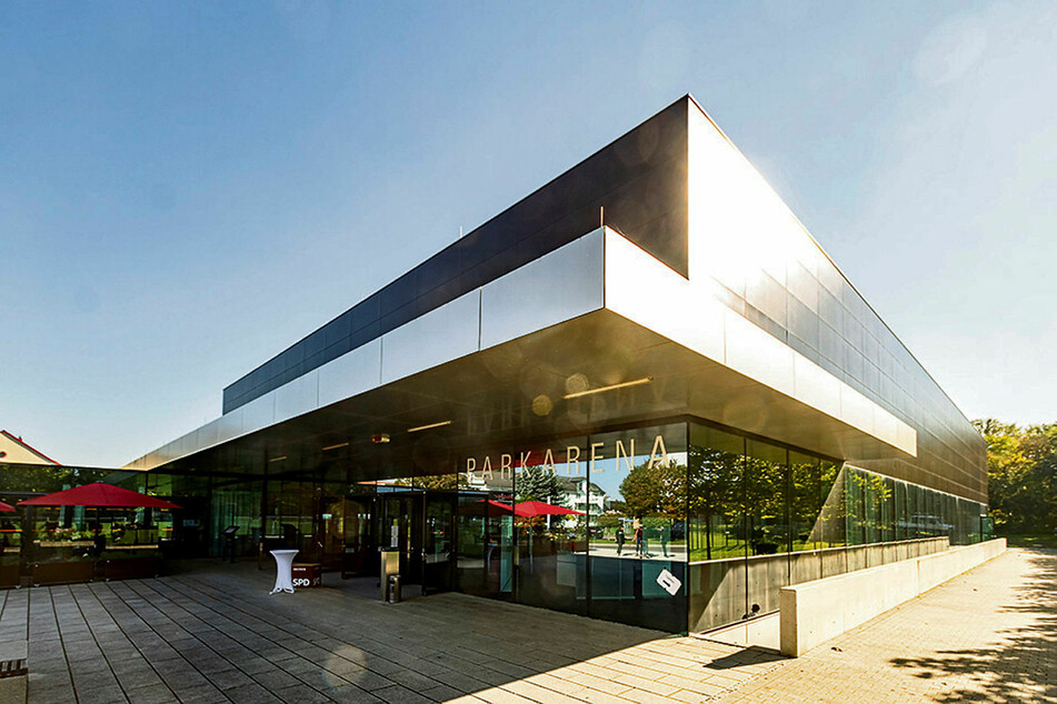 Ohne die Basketballkörbe drinnen könnte man die Parkarena Neukieritzsch auch von innen für ein Kongresszentrum halten. Hier tagte die SPD am Samstag.