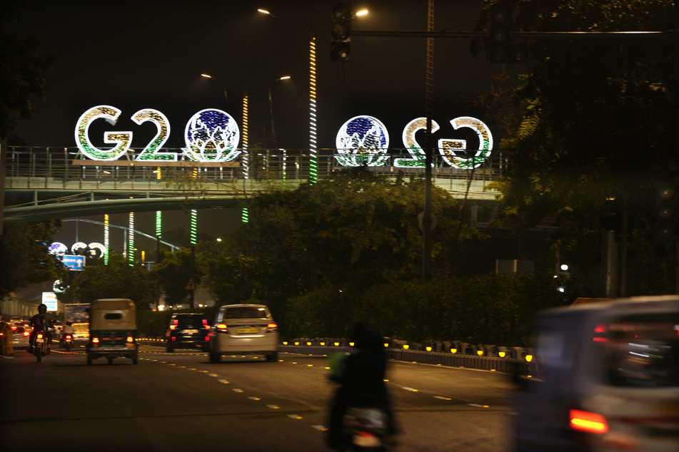 G20-Logos werden mit den Farben der indischen Flagge auf einer Fußgängerbrücke in Neu-Delhi beleuchtet. Am 9. und 10. September findet das 18. Gipfeltreffen der Staats- und Regierungschefs der G20 statt.