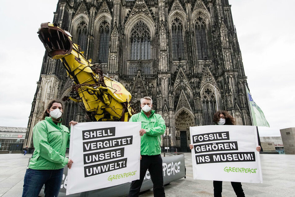Aktivisten von Greenpeace am Kölner Dom.