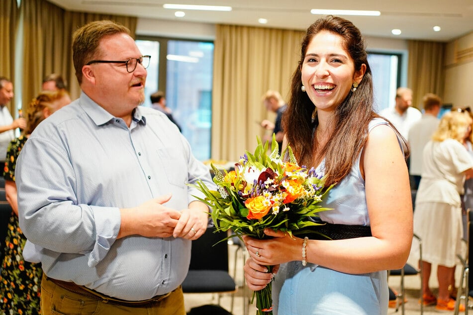 Der Mannheimer CDU-Kreisvorsitzende Christian Hötting (l.) überreicht Melis Sekmen (r.) einen Strauß Blumen.